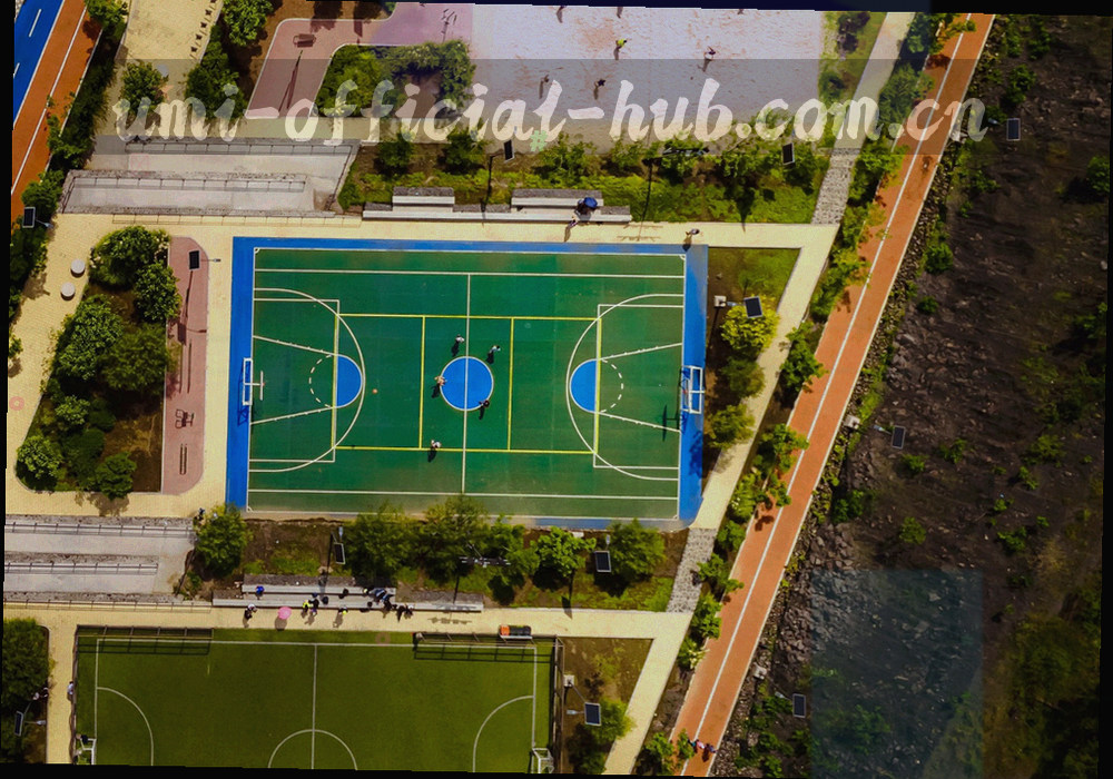 桌面上的场地平面草图纸与文具特写，无人物
